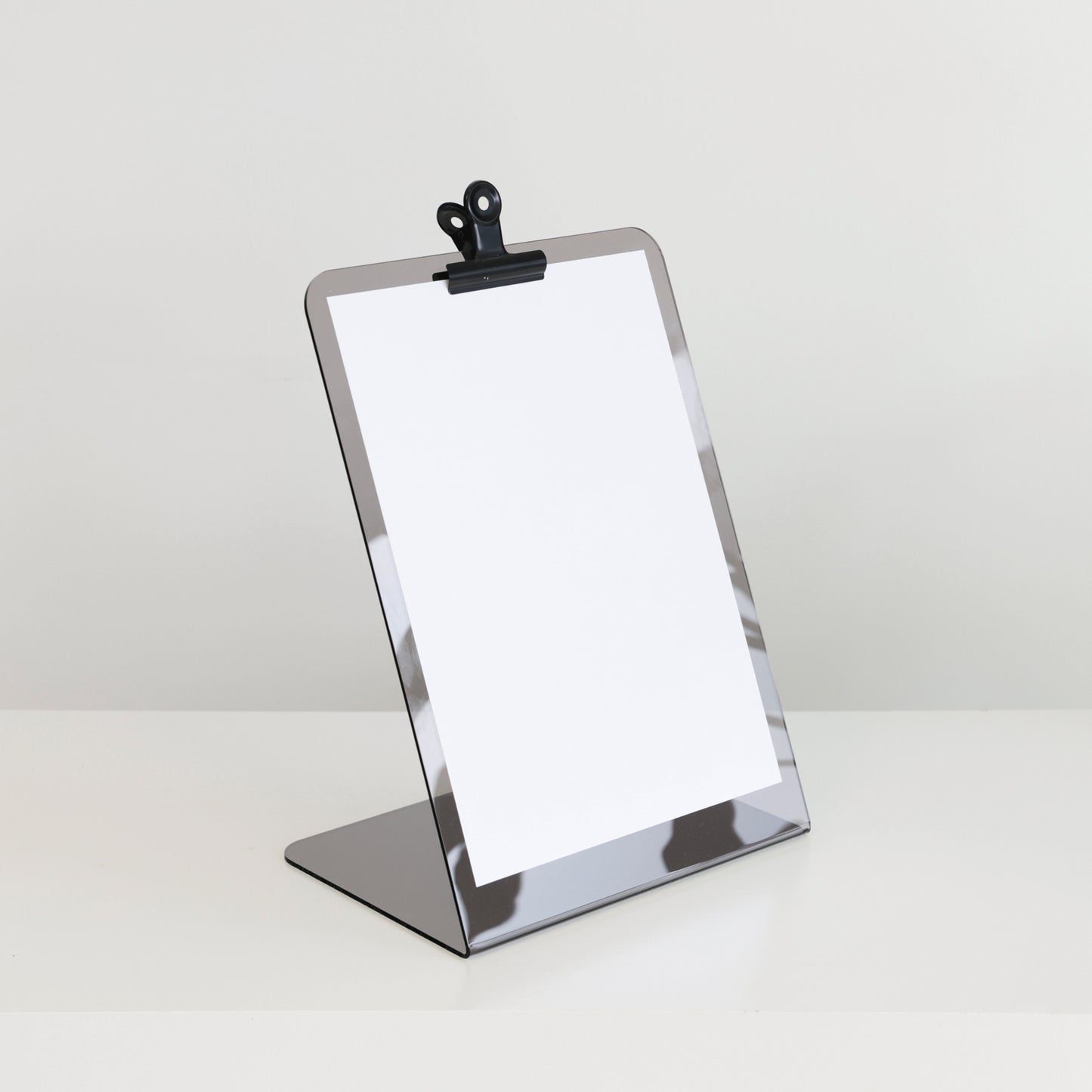 Support JOHN en acrylique au format A4, pratique pour exposer menus, programmes ou affiches