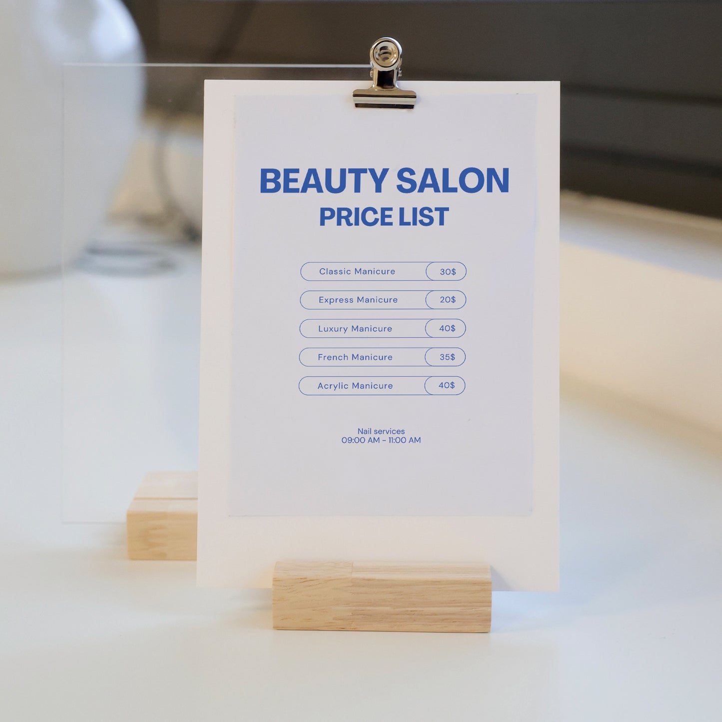 Présentoir NORA pour flyers au format A6, design minimaliste et élégant, idéal pour boutique, stand ou marché.