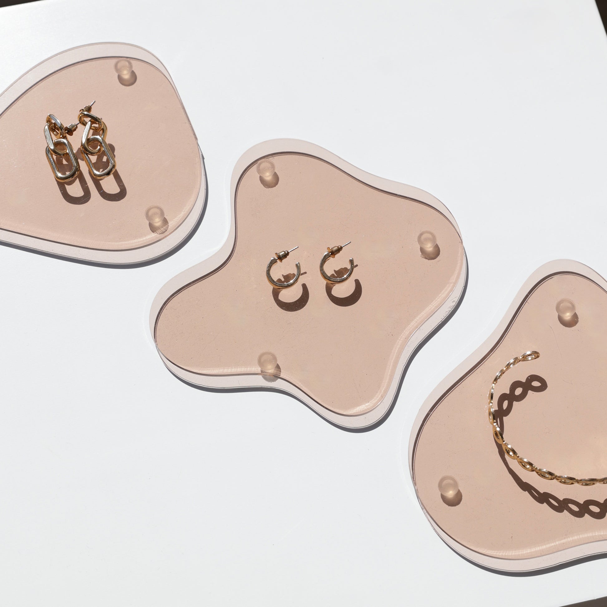 Plateau design en acrylique, apportant une touche contemporaine à une présentation de bijoux