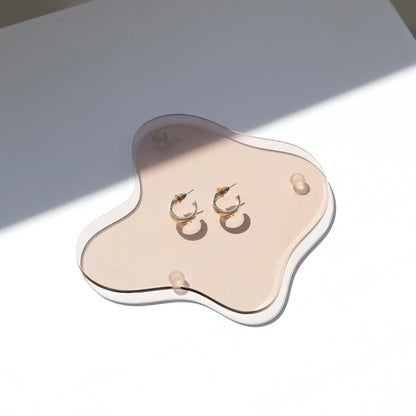 Présentoir minimaliste en acrylique, idéal pour mettre en valeur de petits accessoires ou bijoux