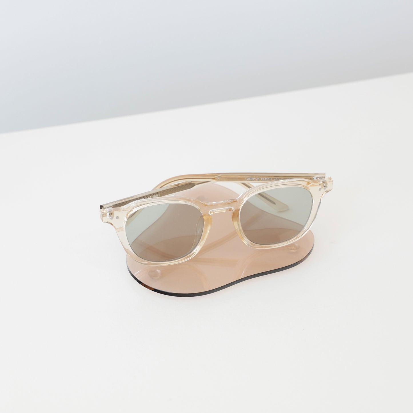 Présentoir en acrylique moderne et épuré, parfait pour une vitrine de boutique