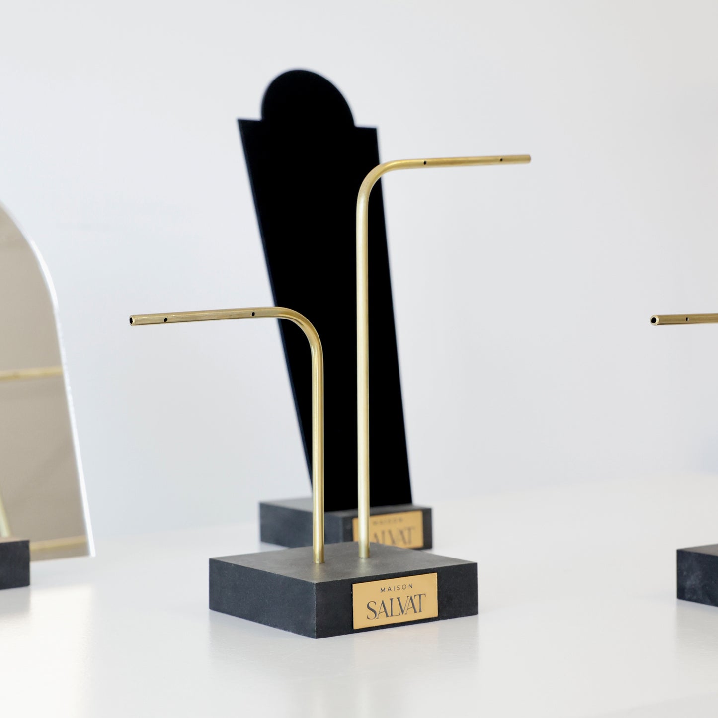 Présentoir à bijoux noir et doré, personnalisé pour la marque Maison Salvat avec logo