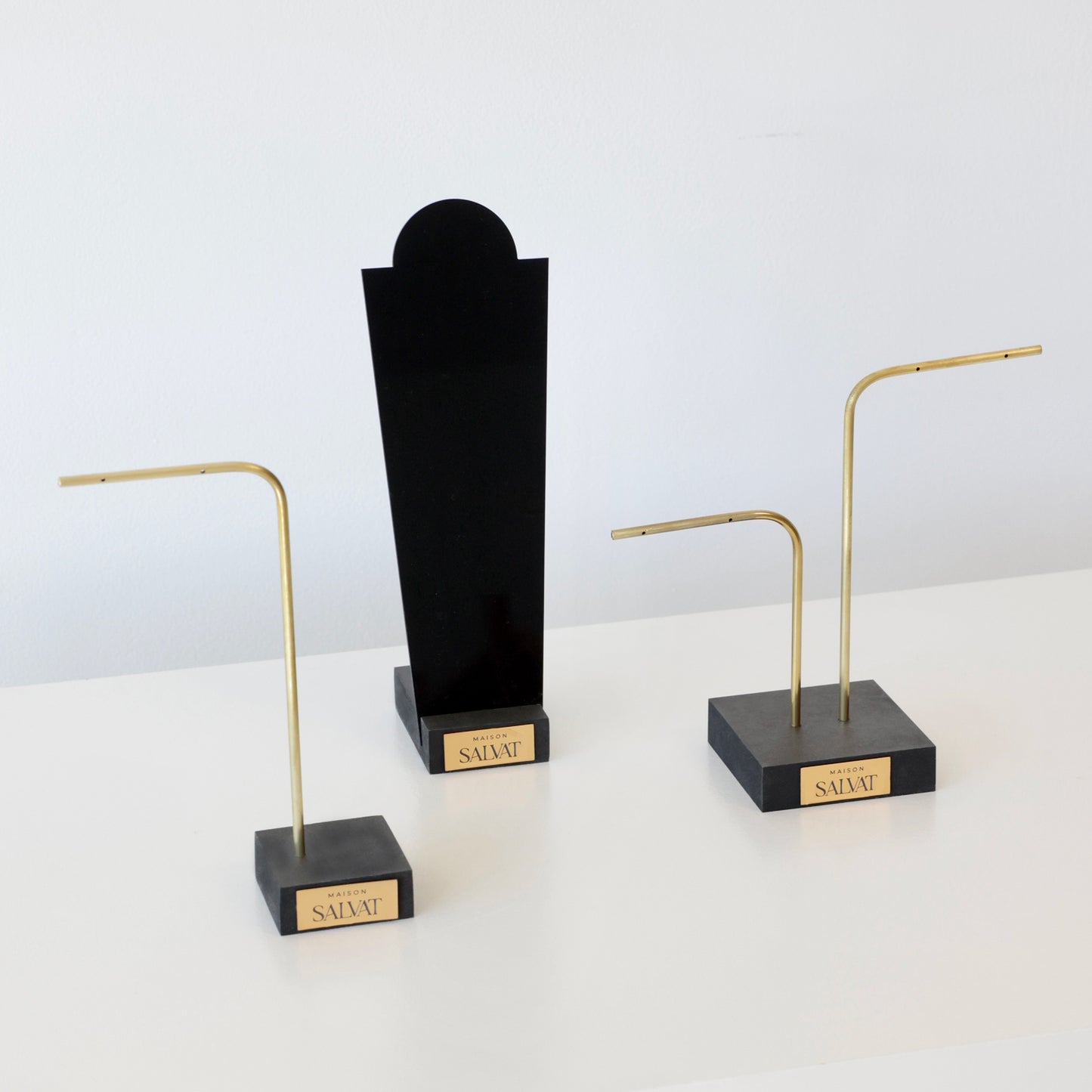 Pack implantation sur-mesure de présentoirs à bijoux noirs, avec logo de la marque Maison Salvat