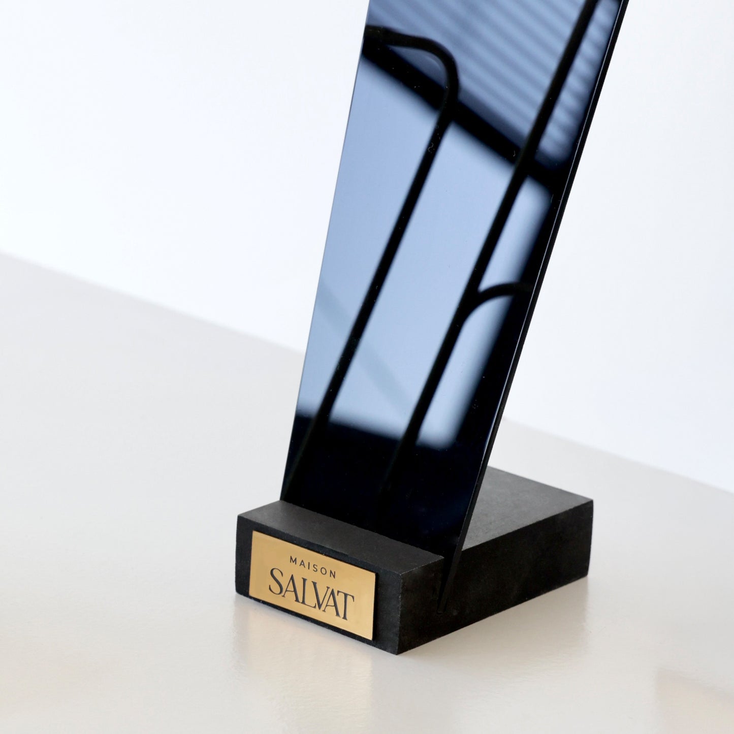 Présentoir à bijoux noir, personnalisé pour la marque Maison Salvat par Makk Design