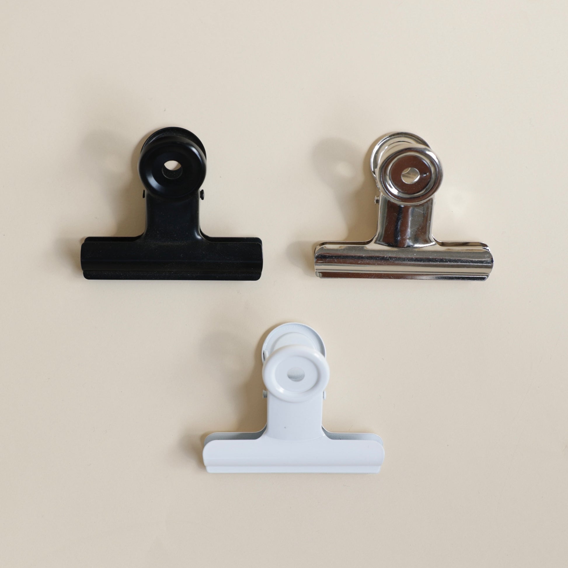 Pince en métal de 6 cm adaptée au présentoir en bois LIAM format A4