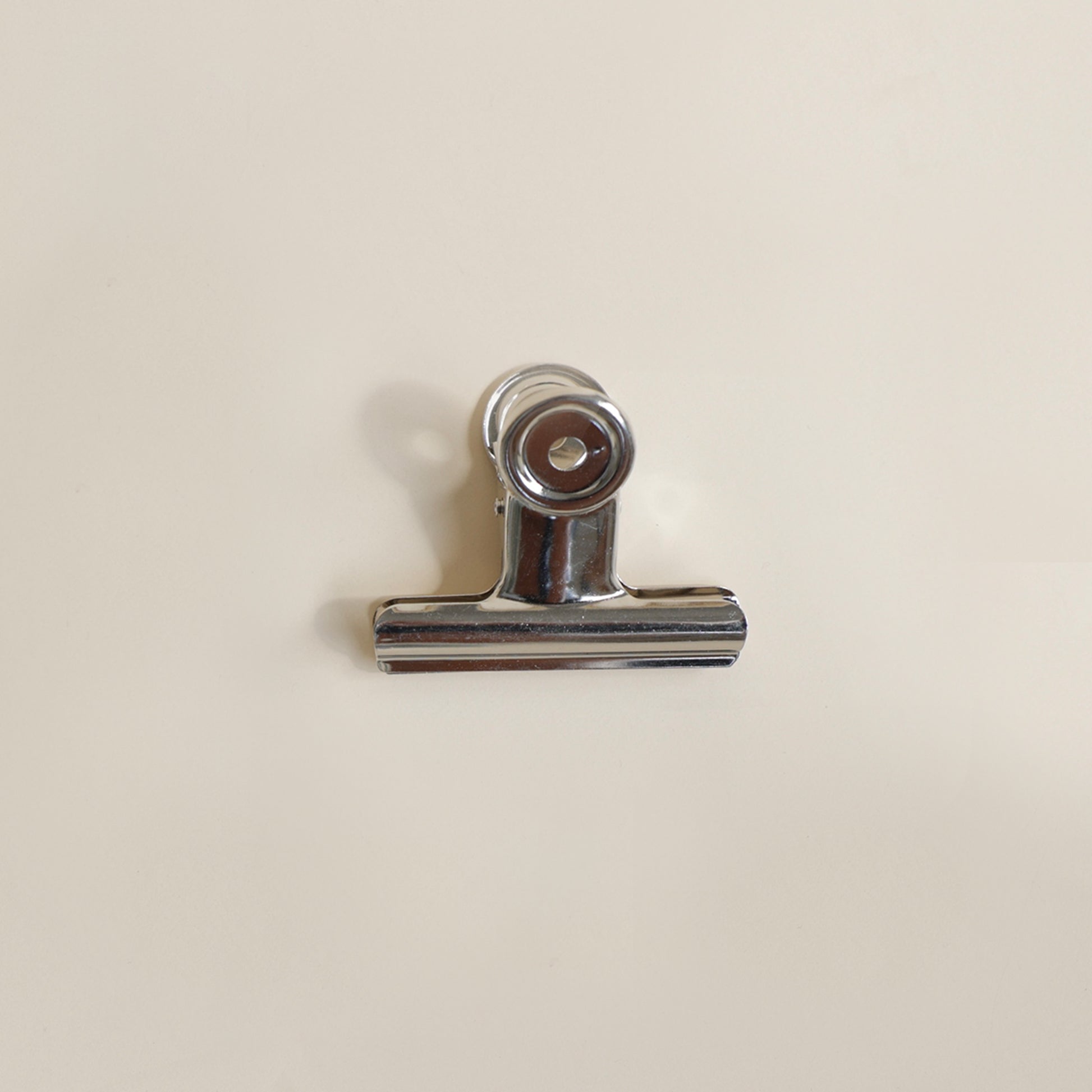 Pinces métalliques solides de 6 cm pour maintenir un document sur son présentoir Makk Design