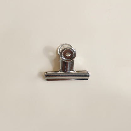 Pinces métalliques solides de 6 cm pour maintenir un document sur son présentoir Makk Design