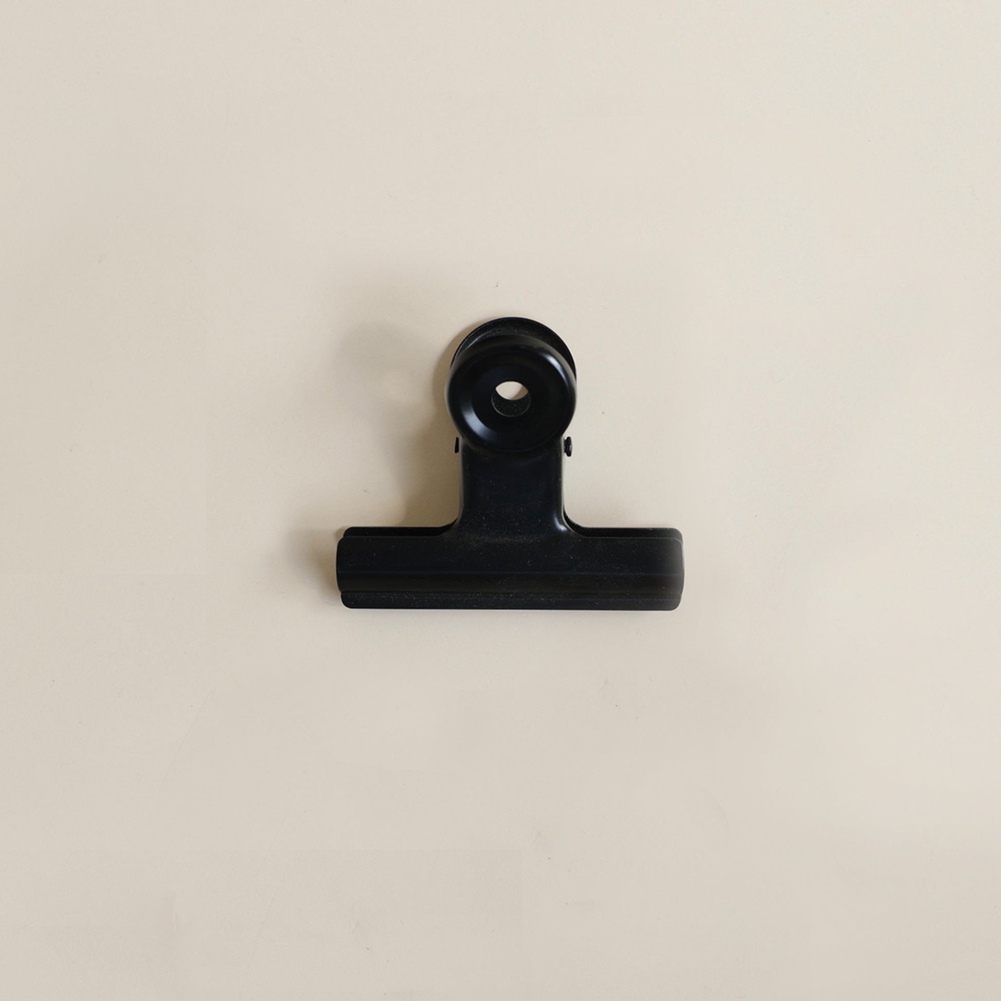 Pince large en métal noire de 6 cm pour porte menu en bois LIAM A4