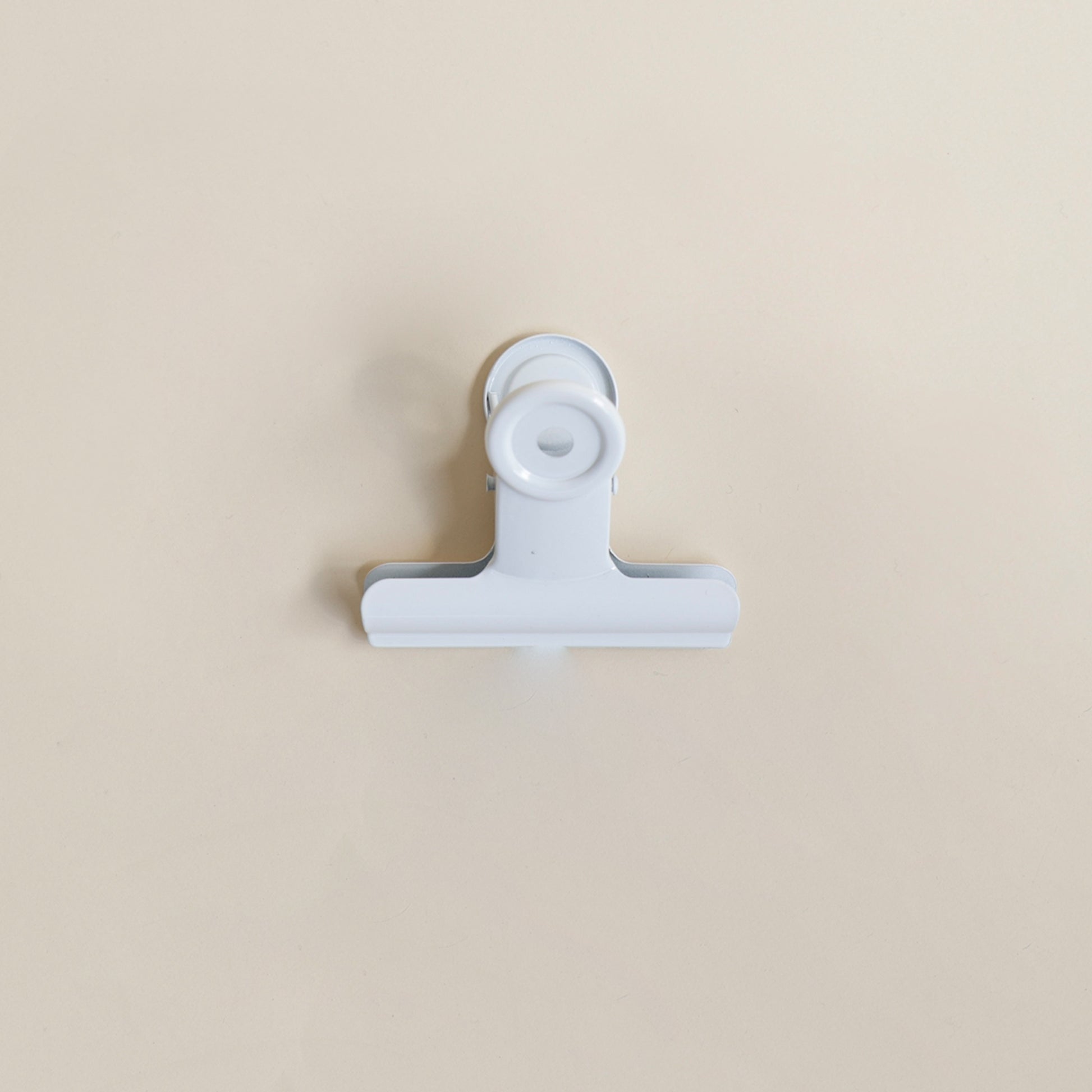 Pince en métal robuste blanche de 6 cm pour accrocher facilement vos visuels