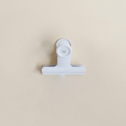 Pince en métal robuste blanche de 6 cm pour accrocher facilement vos visuels