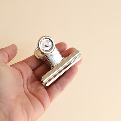 Large pince métallique couleur argent de 6 cm pour fixer un visuel sur présentoir LIAM A4