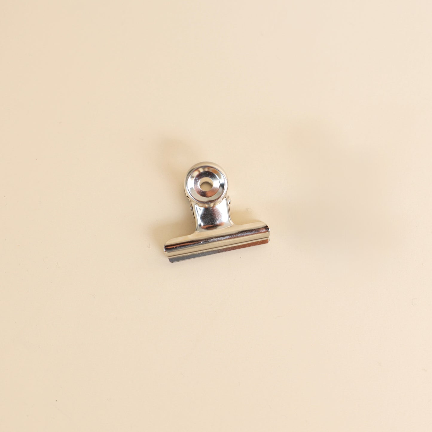 Pinces métalliques robustes de 38 mm pour accrocher facilement un visuel à son support ou présentoir