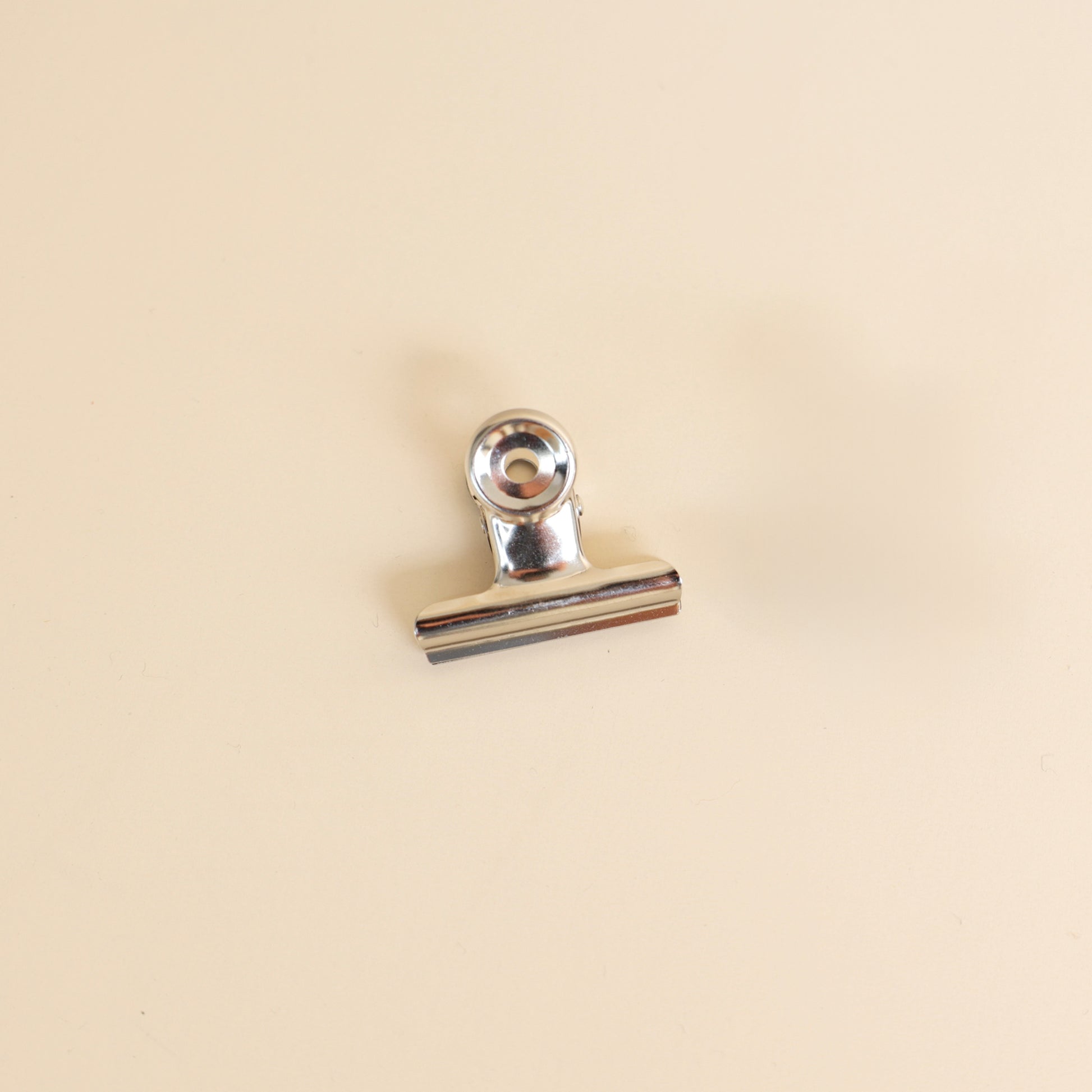 Pinces métalliques robustes de 38 mm pour accrocher facilement un visuel à son support ou présentoir