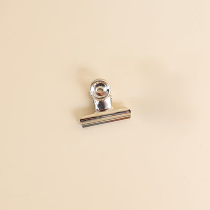 Pinces métalliques robustes de 38 mm pour accrocher facilement un visuel à son support ou présentoir