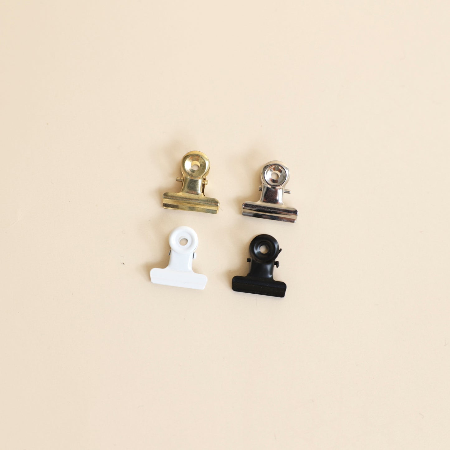 Pinces métalliques colorées de 20 mm pour fixer un visuel sur présentoir en acrylique - Makk Design