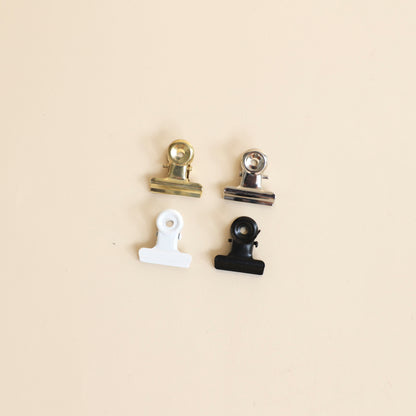 Pinces métalliques colorées de 20 mm pour fixer un visuel sur présentoir en acrylique - Makk Design