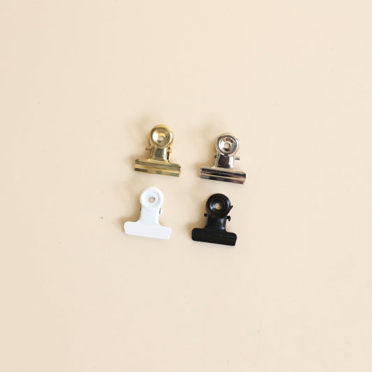 Pinces métalliques colorées de 20 mm pour fixer un visuel sur présentoir en acrylique - Makk Design