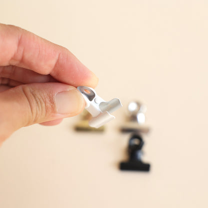 Pince en métal pratiques pour accrocher facilement un visuel sur son support en acrylique Makk Design