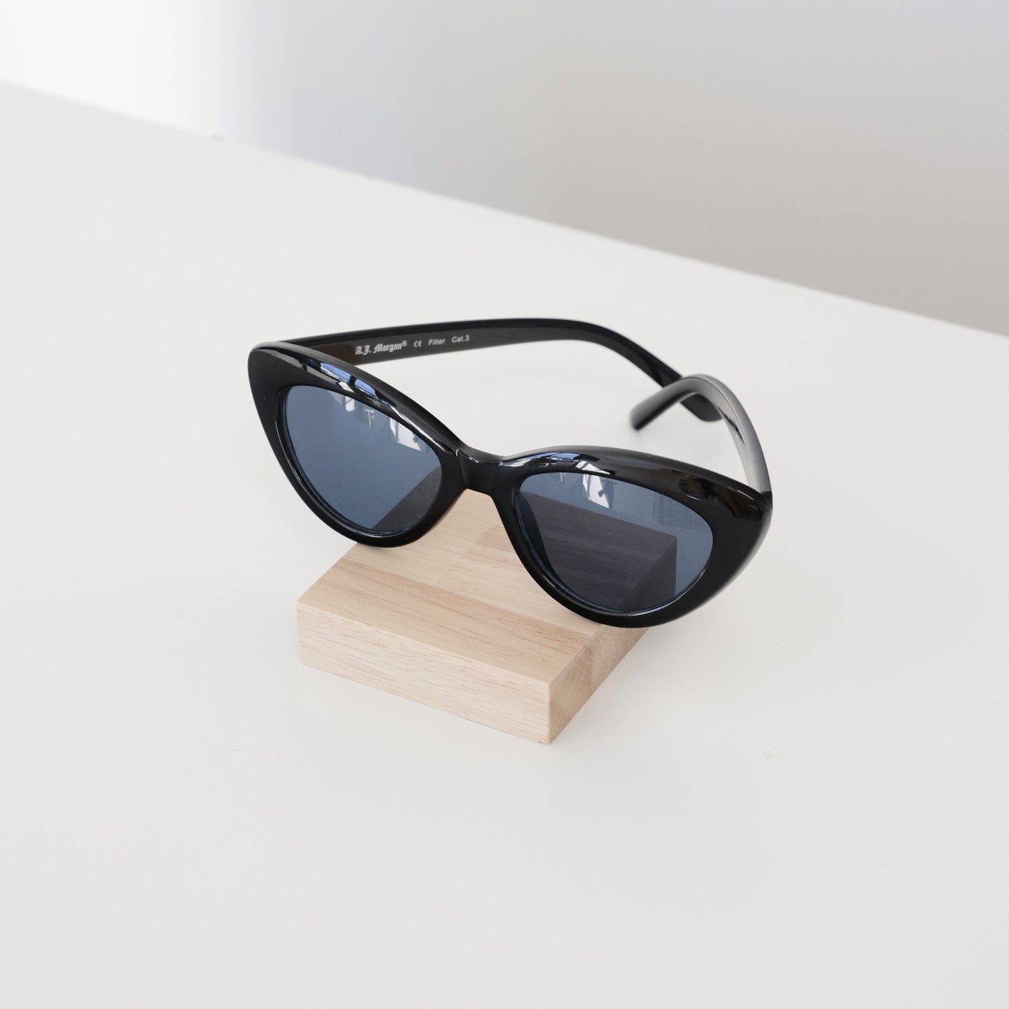 Support en bois carré pour présenter des lunettes en magasin