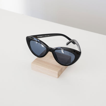 Support en bois carré pour présenter des lunettes en magasin