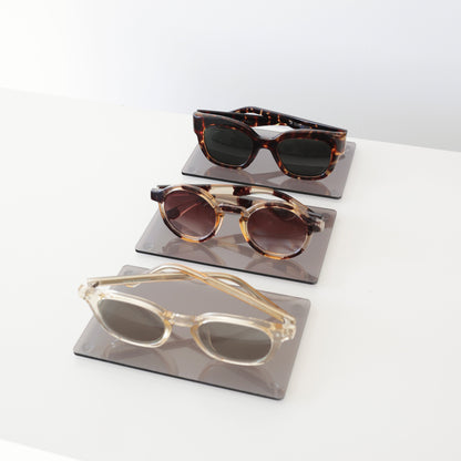 Plateau gris transparent en acrylique avec pads antidérapants, utilisé pour une vitrine ou shooting photo