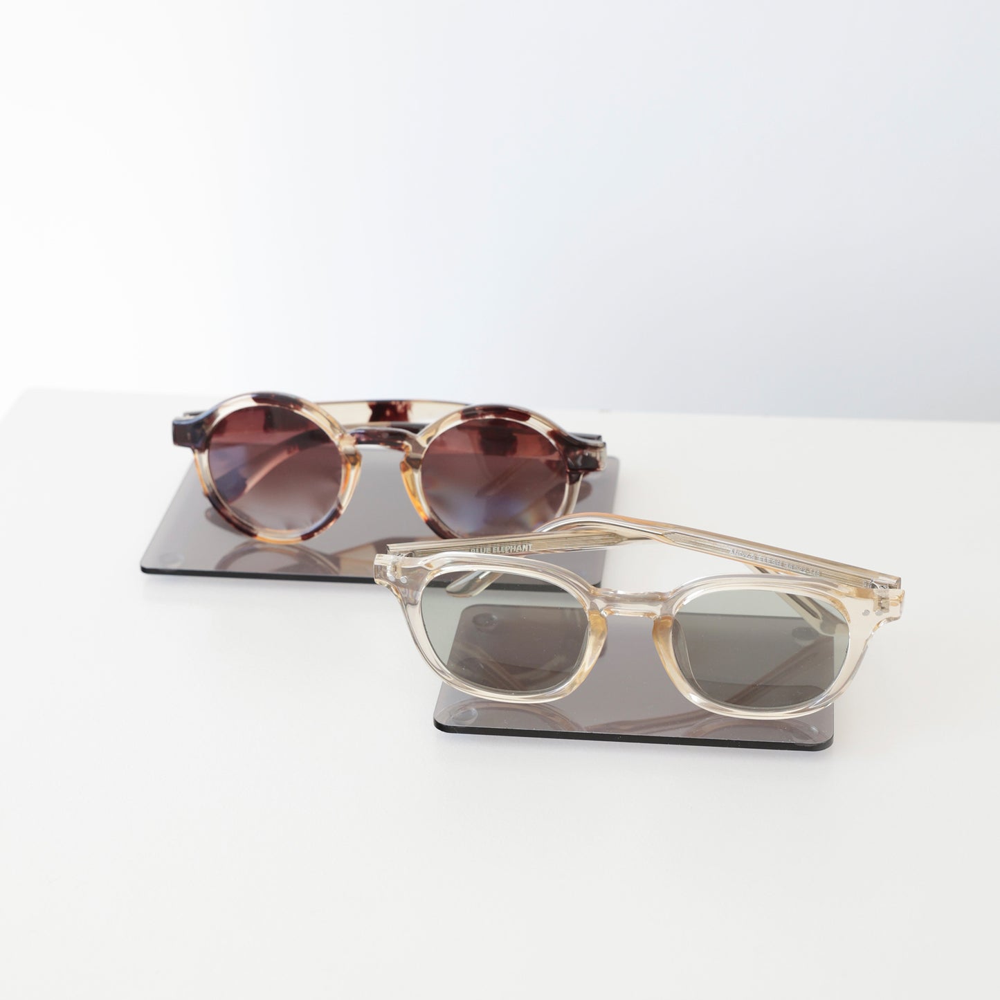 Plateau en acrylique minimaliste présentant des lunettes avec organisation visuelle élégante