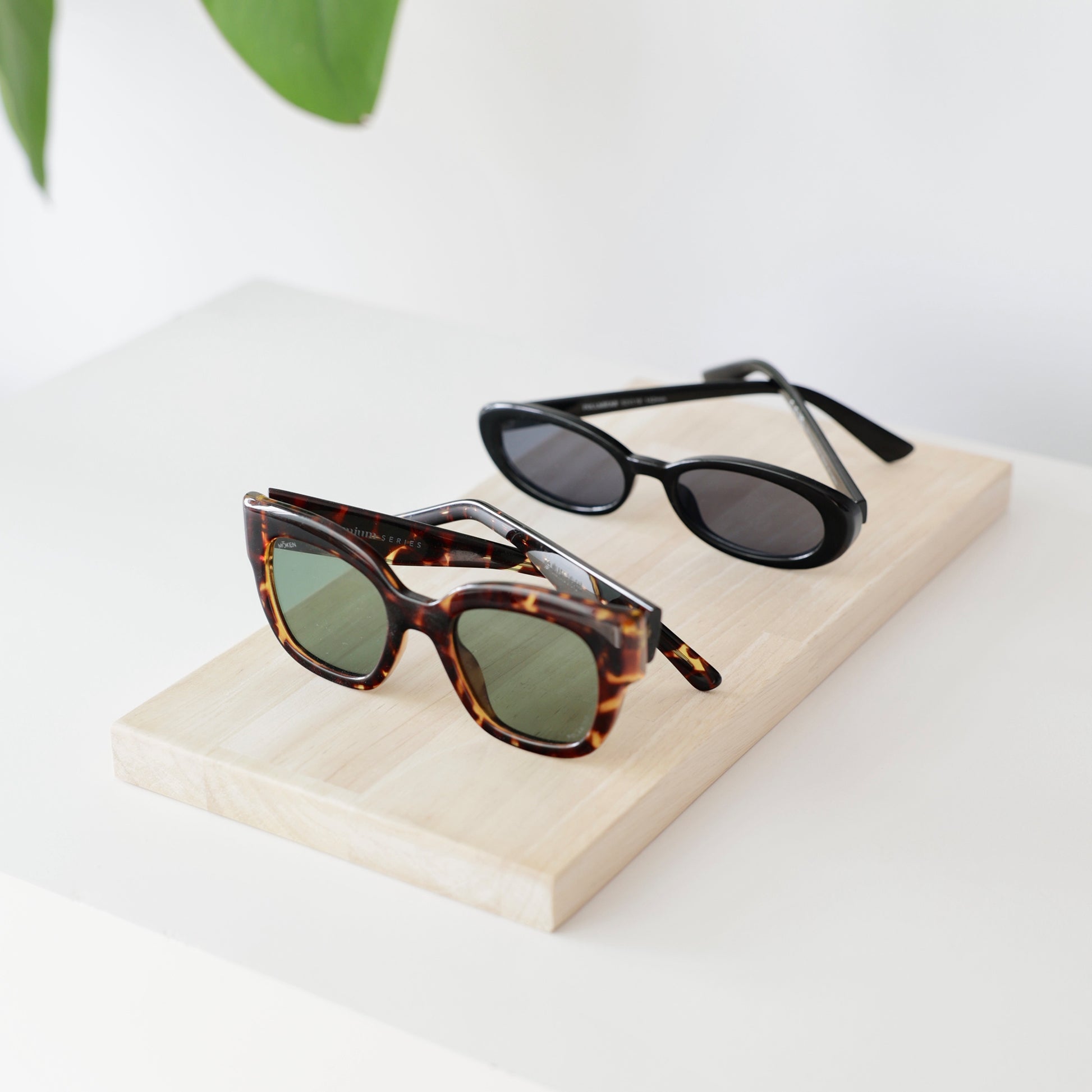 Supports en bois pour rehausser des lunettes en vitrine d’opticien ou boutique