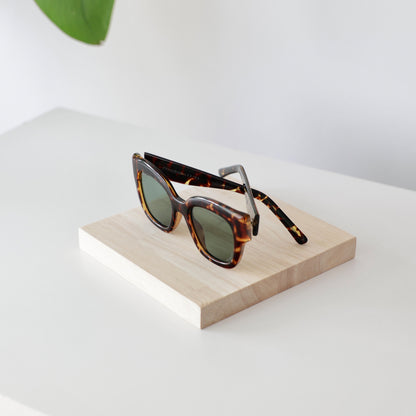 Plateaux de présentation en bois minimalistes avec montures de lunettes exposées - Makk Design