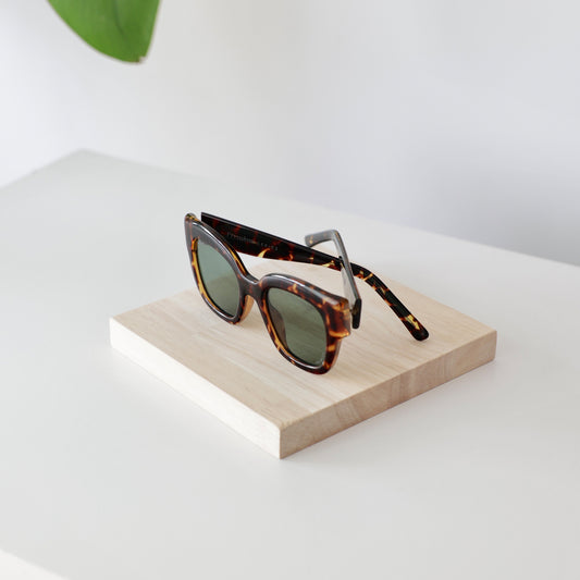 Plateaux de présentation en bois minimalistes avec montures de lunettes exposées - Makk Design