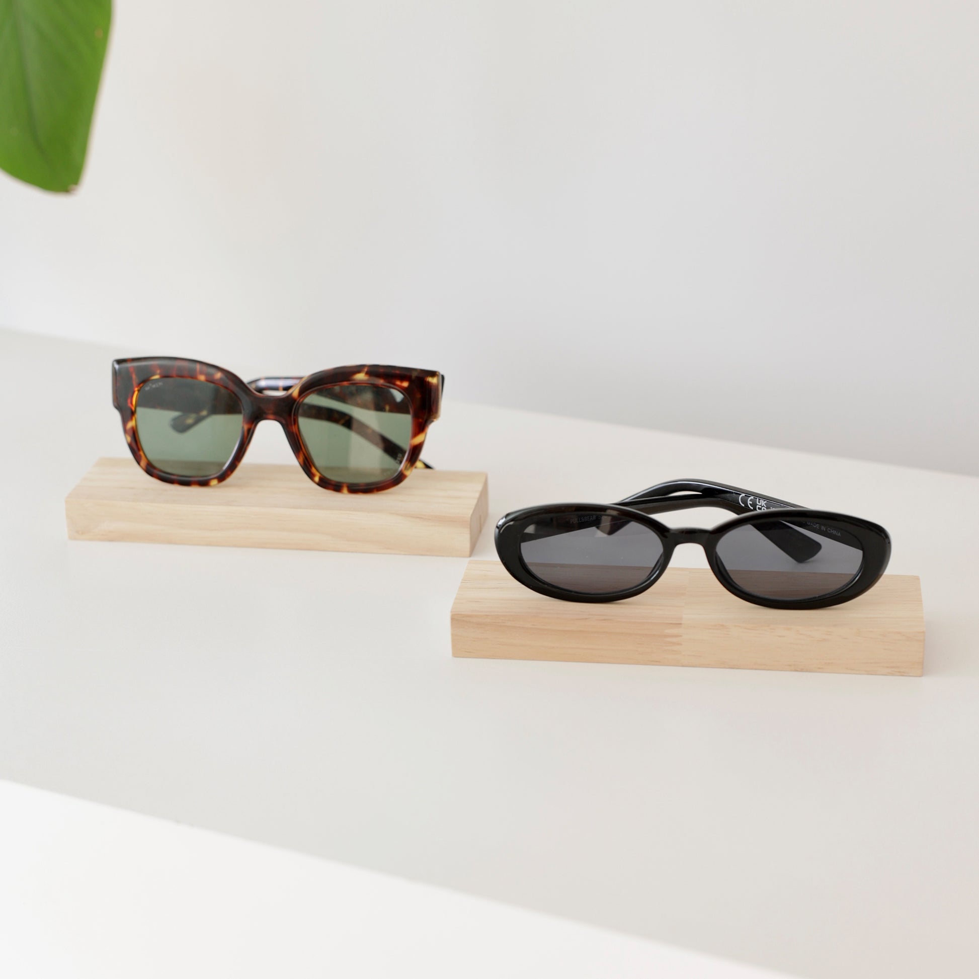 Présentoirs design en bois pour mise en valeur de lunettes en boutique, concept-store ou opticien