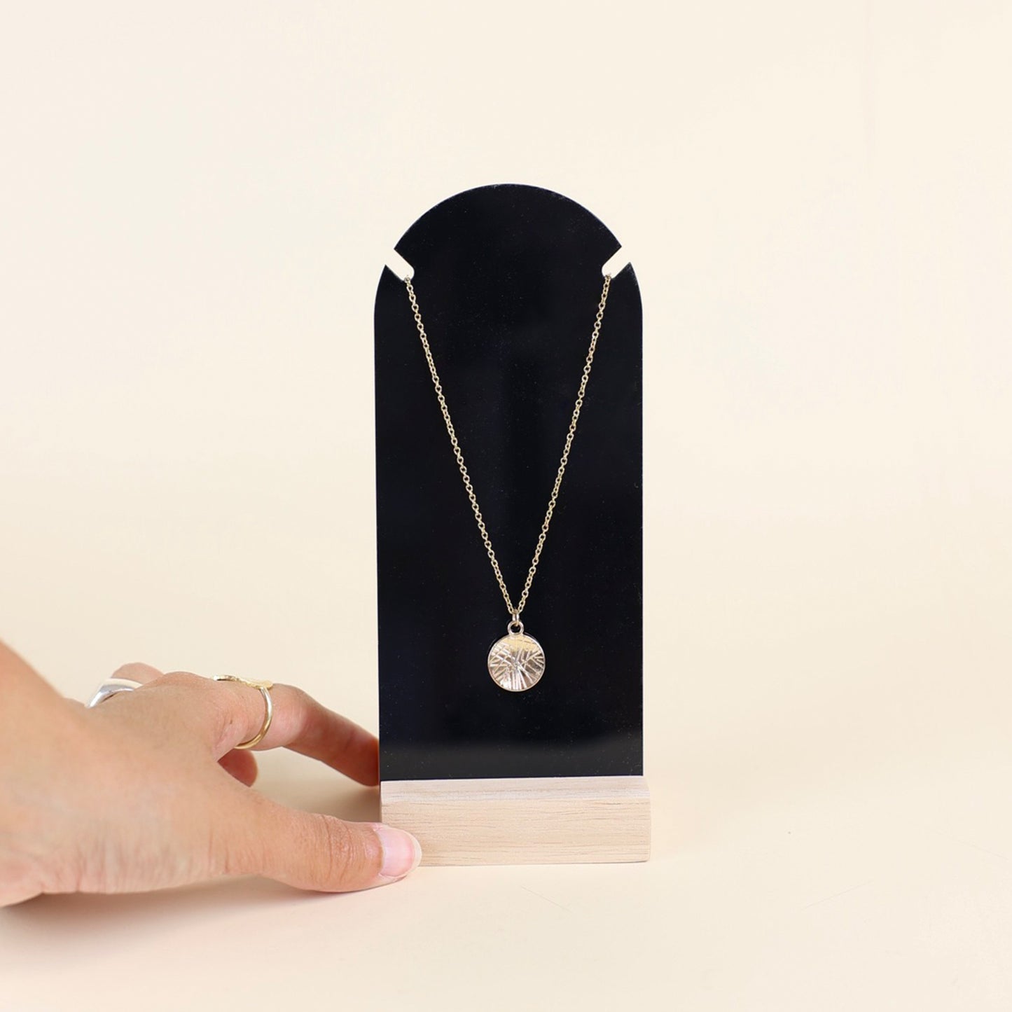 Présentoir pour collier moderne et discret pour les professionnels et boutiques