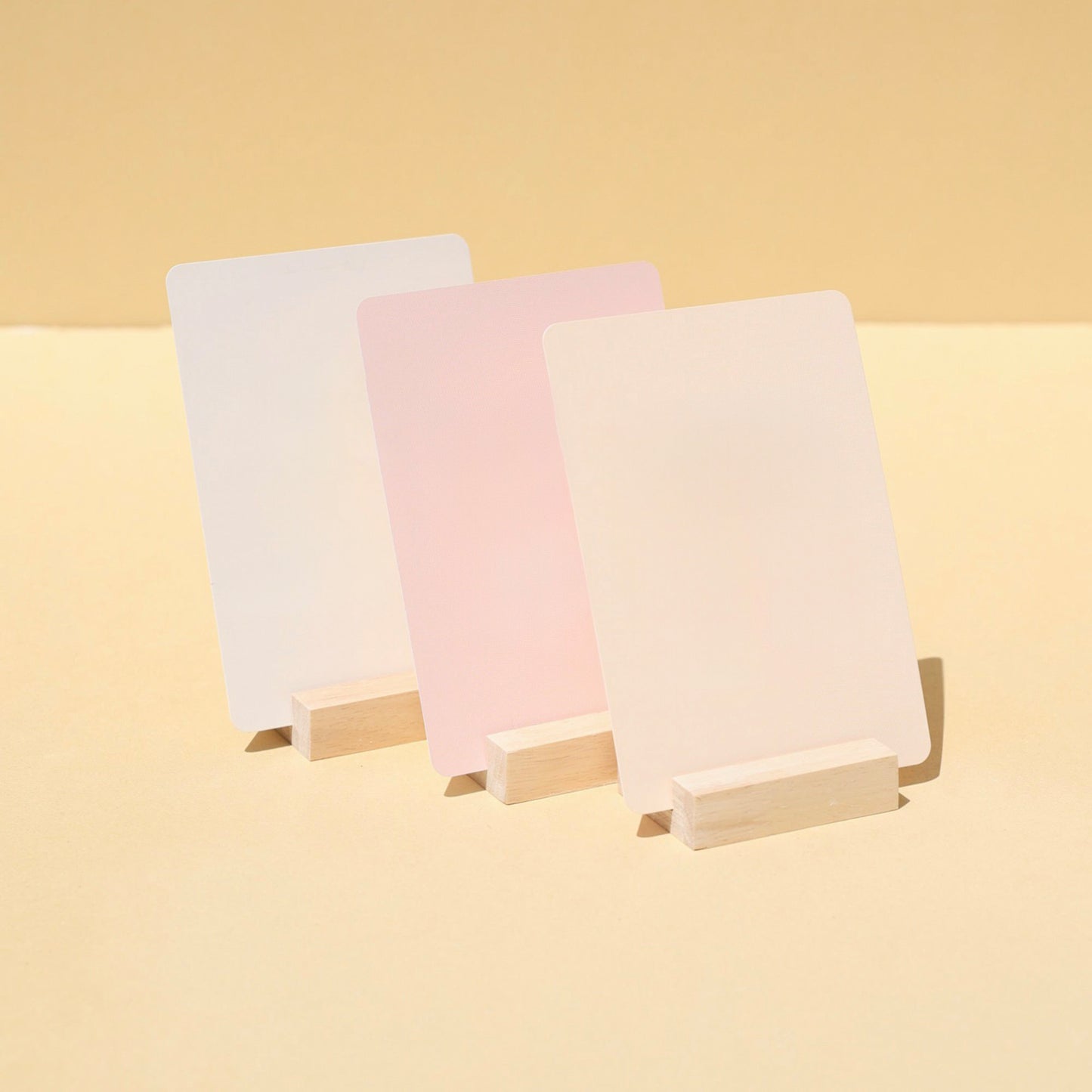 Support en bois LEA exposant un visuel rigide debout, idéal pour un stand professionnel ou boutique