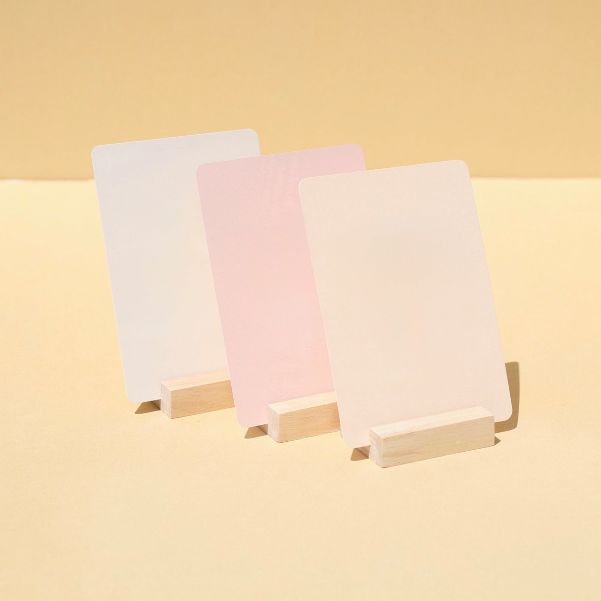 Support en bois LEA exposant un visuel rigide debout, idéal pour un stand professionnel ou boutique