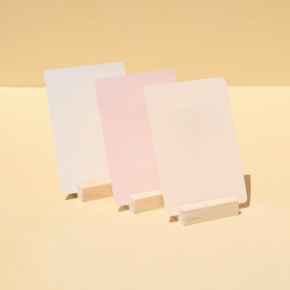 Support en bois LEA exposant un visuel rigide debout, idéal pour un stand professionnel ou boutique