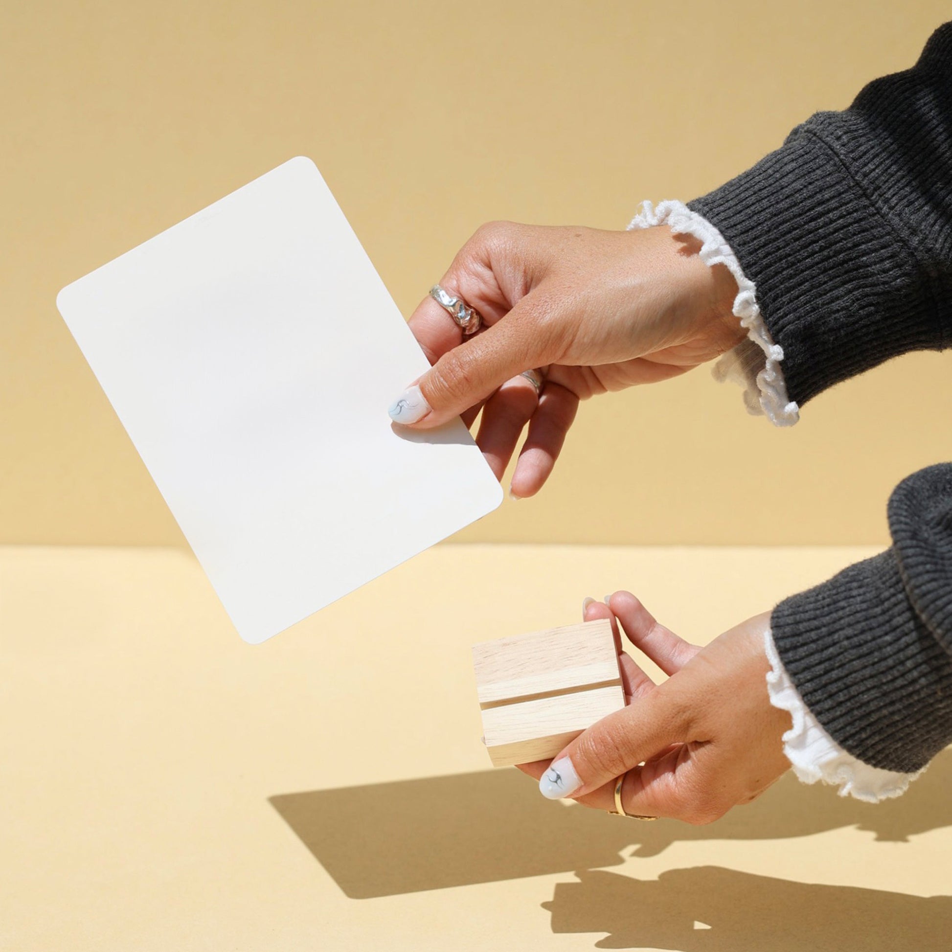 Présentoir LEA en bois naturel pour maintenir des supports visuels comme des menus, logos ou supports de marque