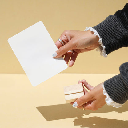 Présentoir LEA en bois naturel pour maintenir des supports visuels comme des menus, logos ou supports de marque