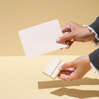 Présentoir LEA stable et discret en bois, adapté pour présenter des supports visuels