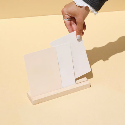 Présentoir LEA en bois présentant 3 visuels A6,  idéal pour boutiques et salons professionnel 