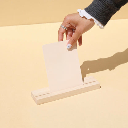 Support en bois LEA avec encoche, conçu pour présenter des visuels comme des flyers, menu, programme ou photo de marque