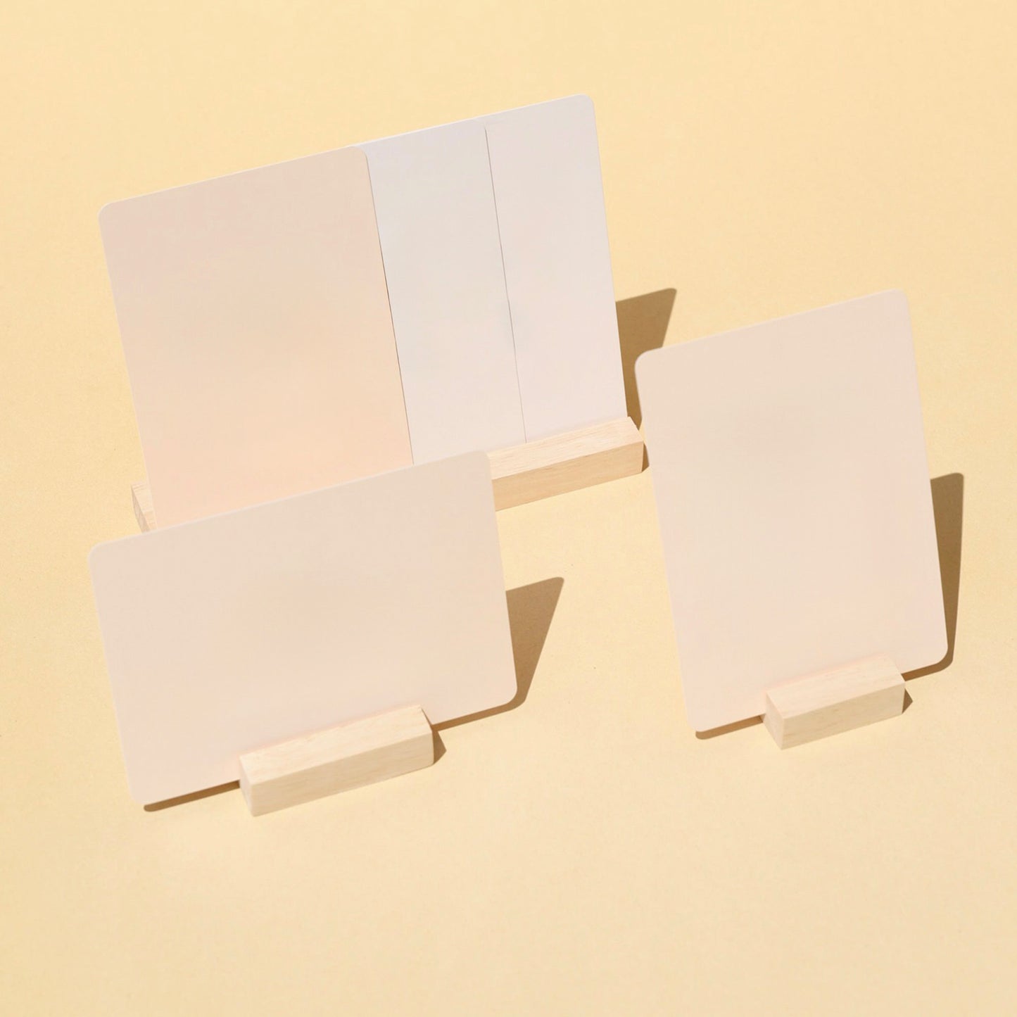 Présentoir LEA en bois pour présenter cartes de visite, menus ou cartes postales. Fabriqués en France par Makk Design