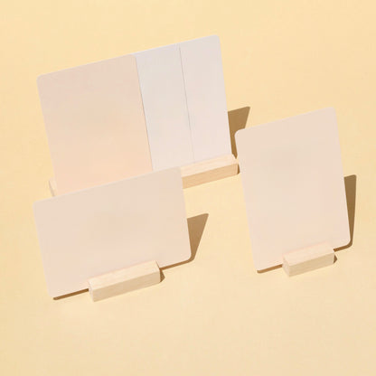 Présentoir LEA en bois pour présenter cartes de visite, menus ou cartes postales. Fabriqués en France par Makk Design