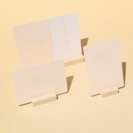 Présentoir LEA en bois pour présenter cartes de visite, menus ou cartes postales. Fabriqués en France par Makk Design