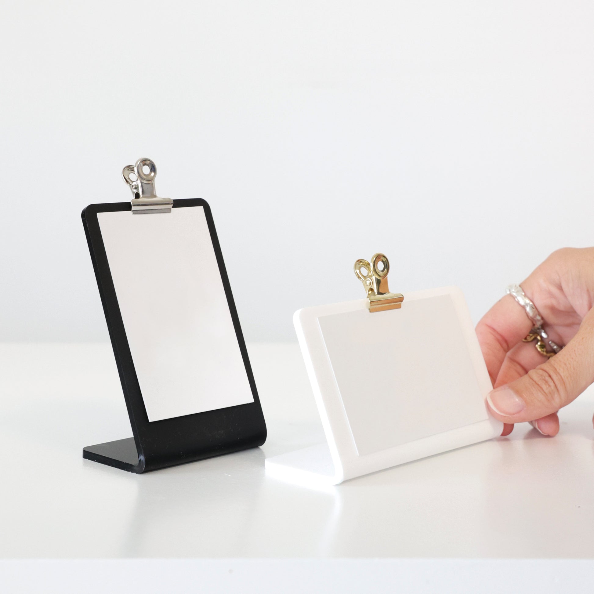 Présentoir acrylique ROBBY stable et élégant, pour présenter carte de visite, idéal pour salons, boutiques ou événements