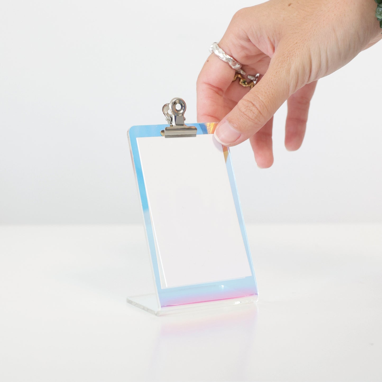 Support minimaliste ROBBY pour exposer cartes de visite, étiquettes de prix ou documents, fabriqué en acrylique holographique