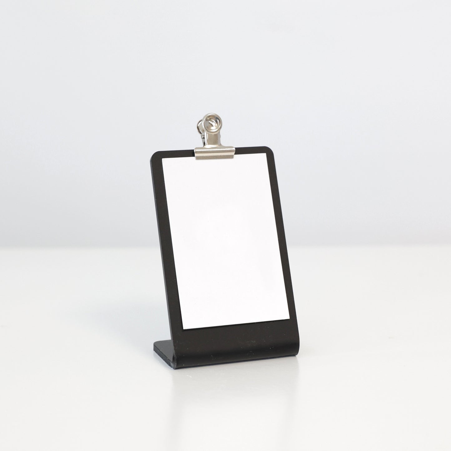 Support professionnel ROBBY en acrylique noir pour cartes de visite 85×55 mm. Idéal salon, marché, stand