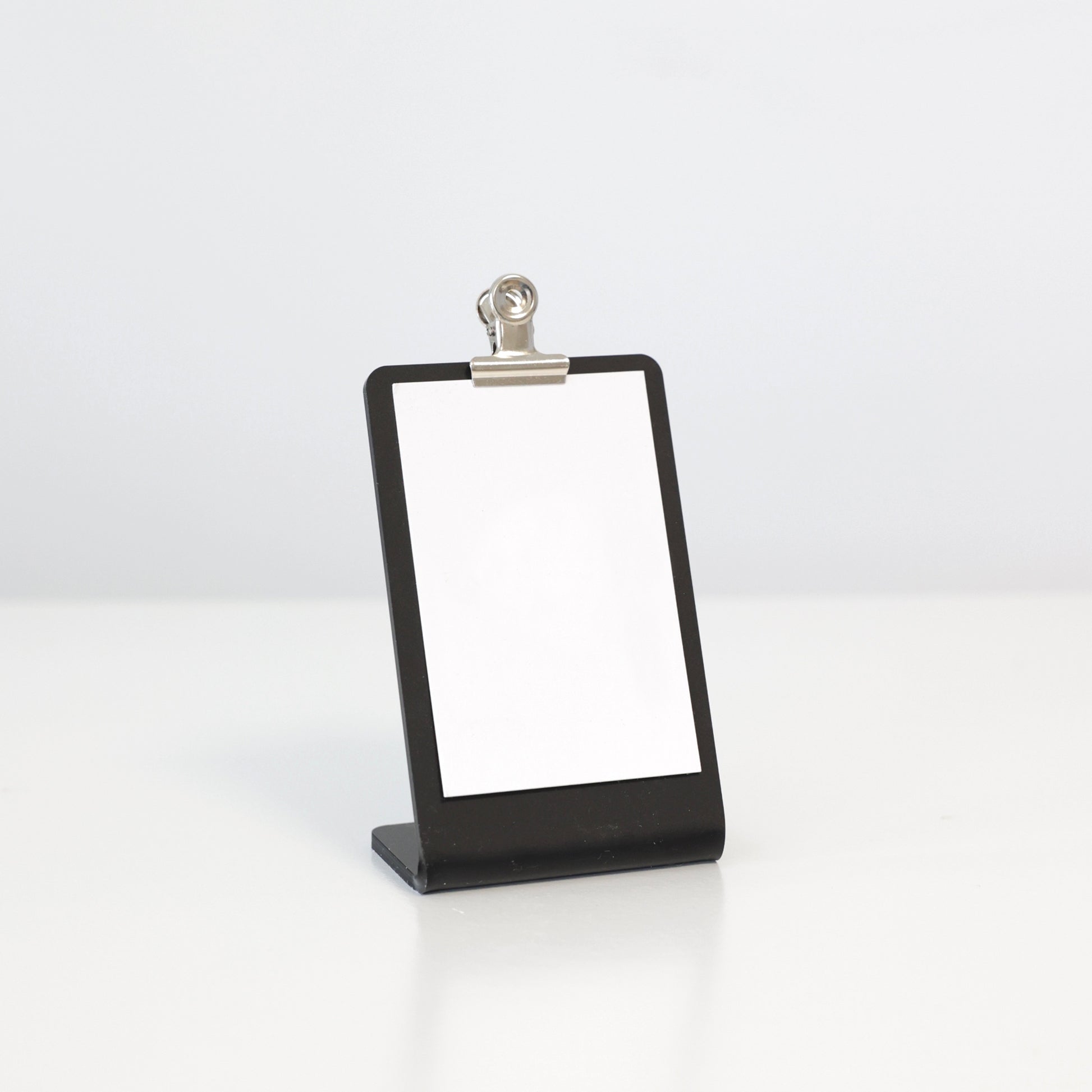 Support professionnel ROBBY en acrylique noir pour cartes de visite 85×55 mm. Idéal salon, marché, stand