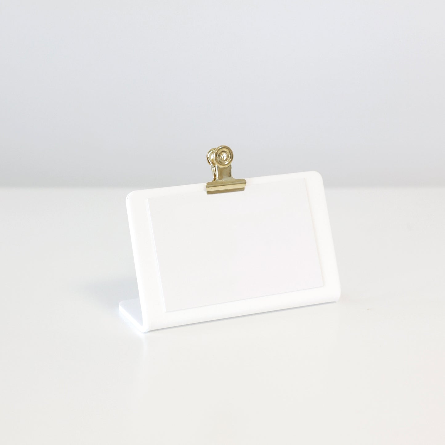 Présentoir ROBBY en acrylique blanc pour présenter clairement votre carte de visite, avec la pince en métal incluse