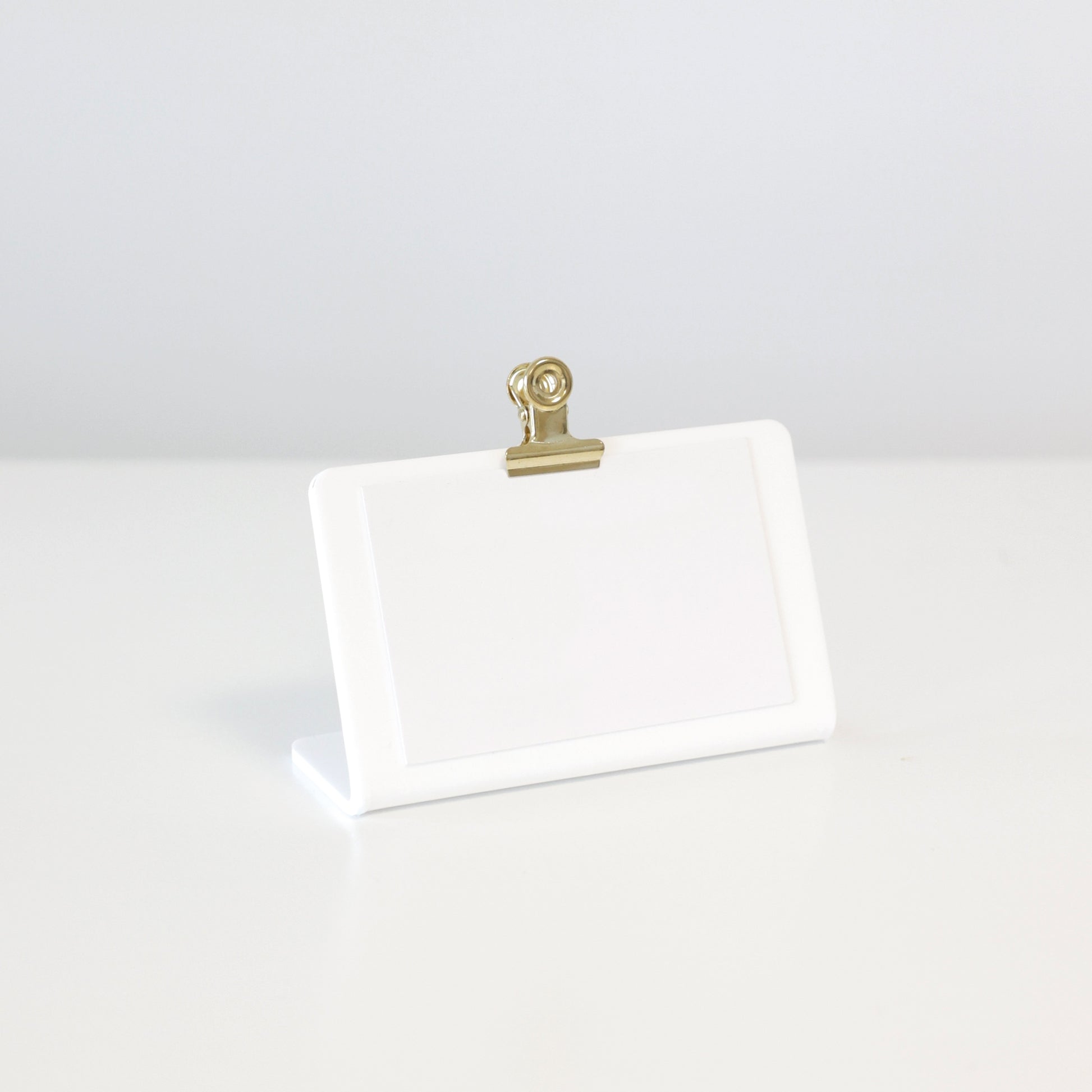 Présentoir ROBBY en acrylique blanc pour présenter clairement votre carte de visite, avec la pince en métal incluse