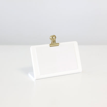 Présentoir ROBBY en acrylique blanc pour présenter clairement votre carte de visite, avec la pince en métal incluse