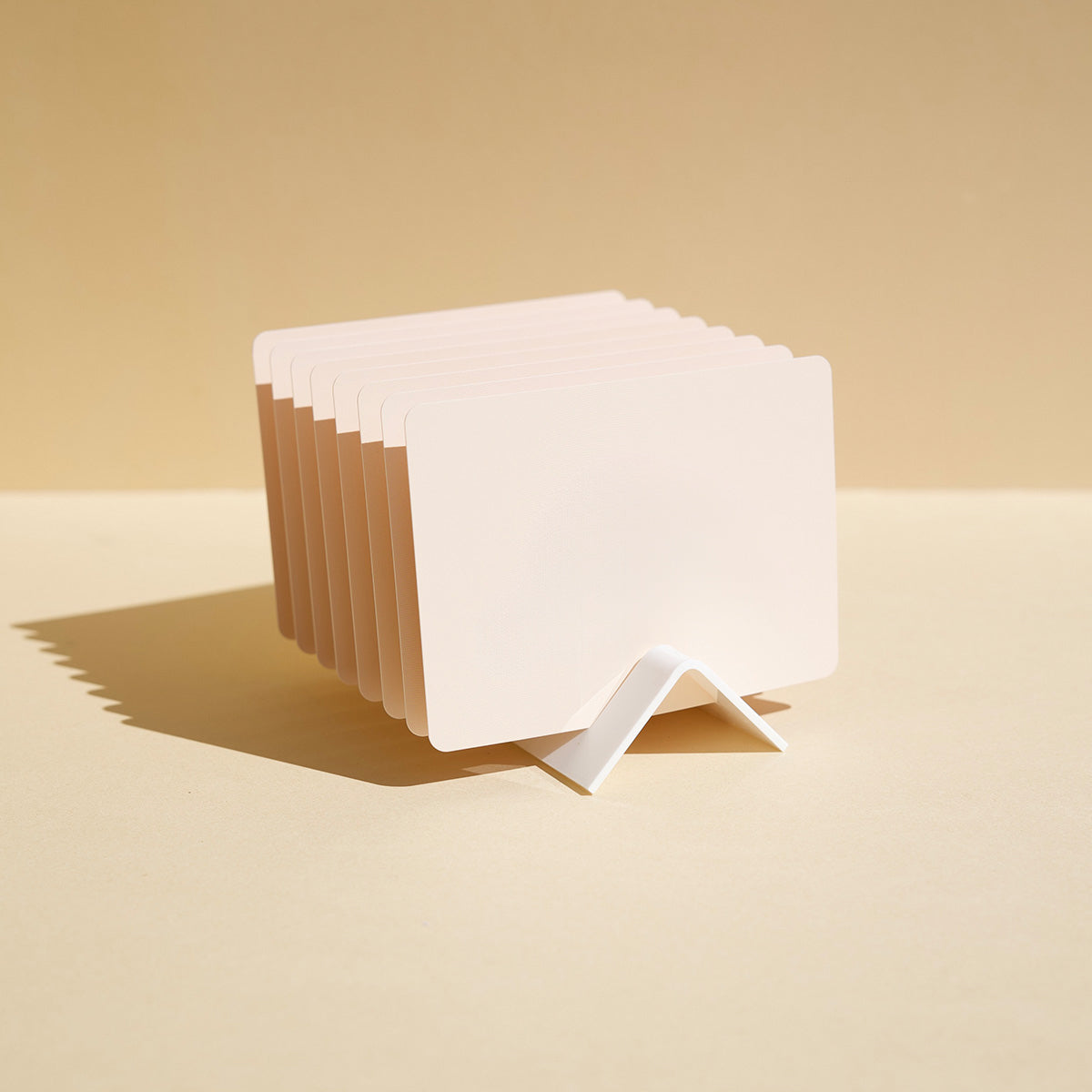 Présentoir en acrylique avec plusieurs encoches pour présenter un flyer